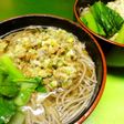 *たたき納豆の温かい蕎麦*