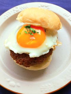 テリヤキ月見バーガー(丸パンなんでも-レシピのメイン写真