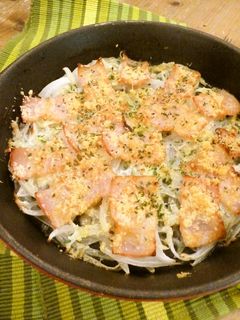 簡単1品♪玉葱とベーコンのチーズ焼き-レシピのメイン写真