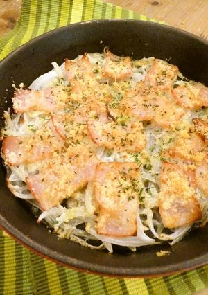 簡単1品♪玉葱とベーコンのチーズ焼き-レシピのメイン写真