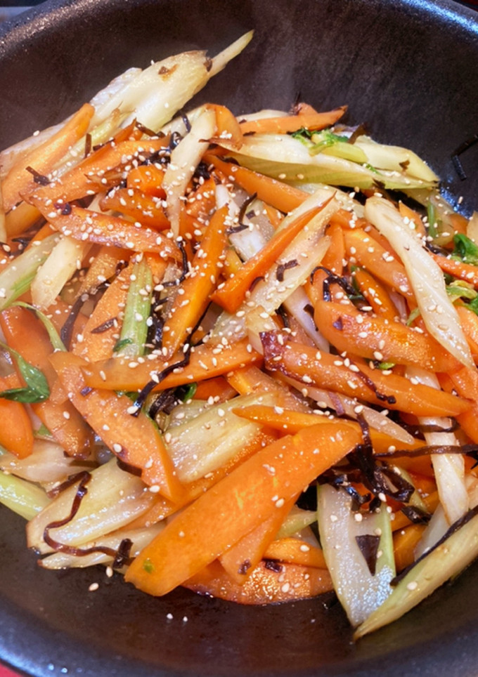 セロリとにんじんの塩こん炒め-レシピのメイン写真