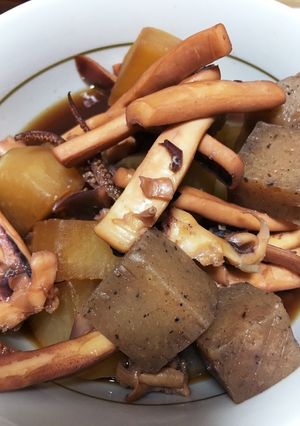 イカ、こんにゃく、大根のいしる煮込み-レシピのメイン写真