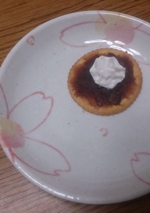 リッツの上にあんこ。-レシピのメイン写真