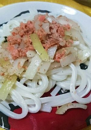 ズボラ飯☆玉葱と鮭のパスタ風うどん-レシピのメイン写真