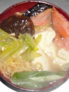 味噌味こんにゃくラーメンで鮭鍋!?-レシピのメイン写真