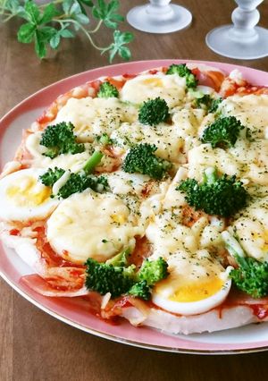 余ったお餅deゆで卵とベーコンの餅ピザ-レシピのメイン写真