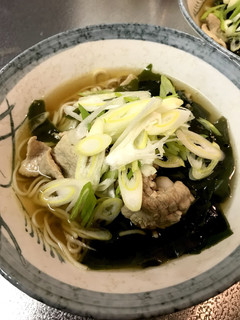 簡単!ネギとわかめたっぷりの肉そば-レシピのメイン写真