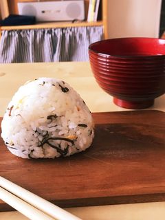 【和】桜海老と塩昆布のお握り-レシピのメイン写真