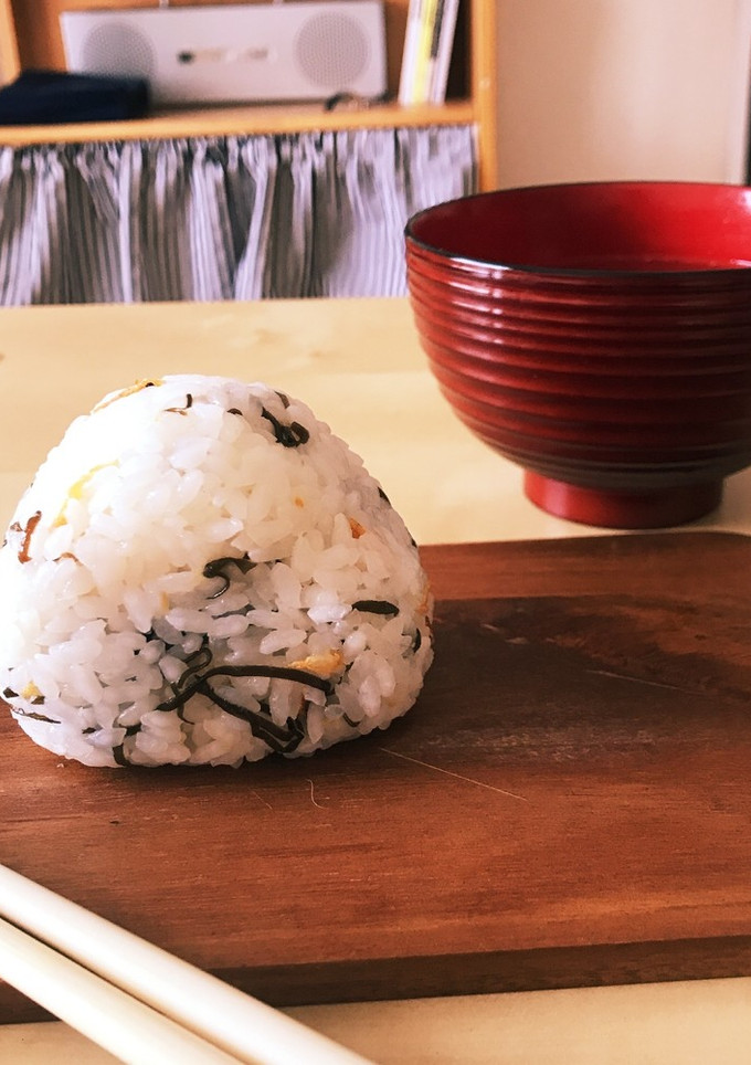 【和】桜海老と塩昆布のお握り-レシピのメイン写真