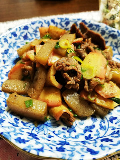 簡単!牛肉とコンニャクとかまぼこの煮付け-レシピのメイン写真