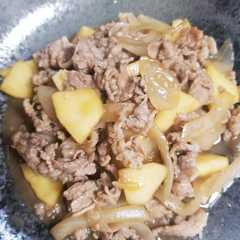รูปของ りんごと牛肉の炒めもの