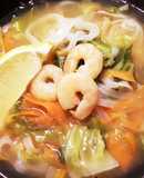 焦がしにんにく香る海老のフォー