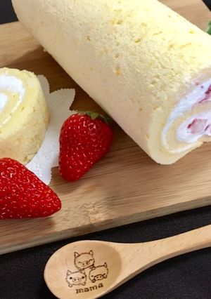 酢効果で驚く程ふわふわ♡苺シフォンロール-レシピのメイン写真