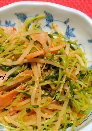 ピリ旨！豆苗ともやしの食べるラー油炒め！-レシピのメイン写真