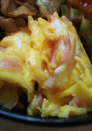 黄色&ちょっぴり赤♪ハム玉子焼き-レシピのメイン写真