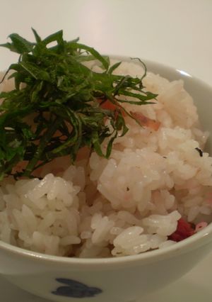 ほんのりピンク★梅干炊き込みご飯-レシピのメイン写真
