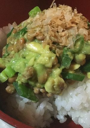 味はネギトロ？納豆とアボガドのご飯-レシピのメイン写真