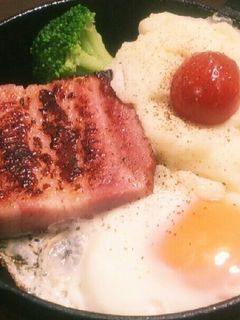 カフェ風朝ごはん☆スキレットで目玉焼き-レシピのメイン写真