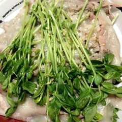 รูปของ 簡単で美味！豆苗と豚バラ蒸し