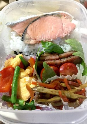 お弁当に☆彩り野菜の卵炒め♪(写真左下)-レシピのメイン写真