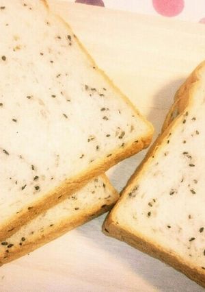 簡単手捏ねの 黒ゴマ入り米粉食パン-レシピのメイン写真