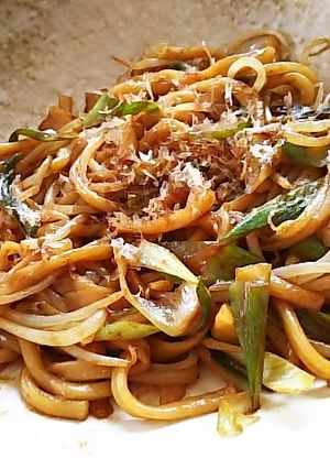 混ぜて焼くだけ簡単◎味噌バター焼きうどん-レシピのメイン写真