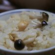 土鍋で炊く煎り大豆とキノコの炊き込みご飯
