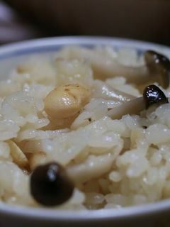 土鍋で炊く煎り大豆とキノコの炊き込みご飯-レシピのメイン写真