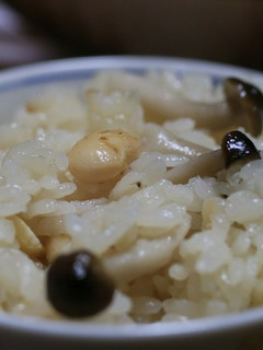 土鍋で炊く煎り大豆とキノコの炊き込みご飯-レシピのメイン写真