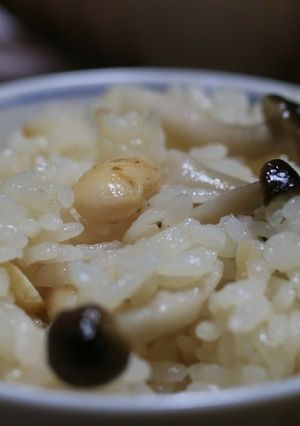 土鍋で炊く煎り大豆とキノコの炊き込みご飯-レシピのメイン写真