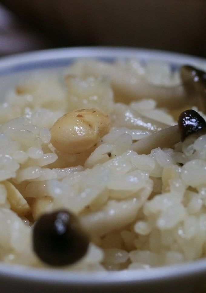 土鍋で炊く煎り大豆とキノコの炊き込みご飯-レシピのメイン写真