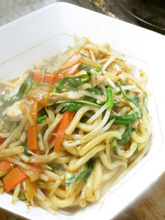 冷蔵庫の残り物で作るエスニック焼きうどん-レシピのメイン写真