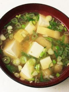 基本の味噌汁〜豆腐と油揚げとねぎ〜-レシピのメイン写真