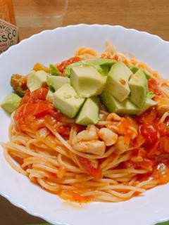 アボカドとチキンのトマトソースパスタ-レシピのメイン写真