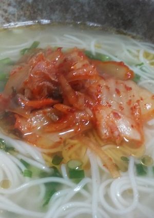 鶏ｶﾞﾗｽｰﾌﾟのｷﾑﾁ温麺-レシピのメイン写真