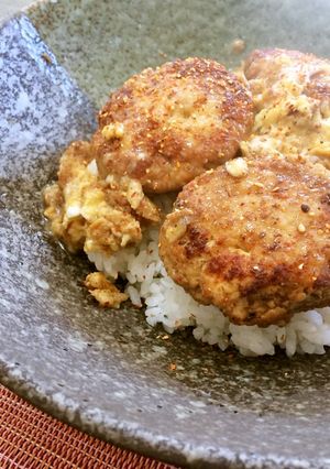ふわふわ!豆腐ハンバーグ丼(卵とじ)-レシピのメイン写真