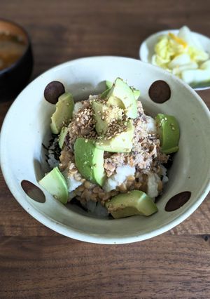 甘酒で作る、鯖缶とアボカドのねばねば丼-レシピのメイン写真