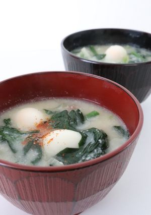 酒粕クリームでほうれん草とウズラの味噌汁-レシピのメイン写真