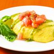 夏野菜リゾットのオムライス バジルソース