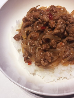 簡単*ピリ辛もやしそぼろ丼*子供とりわけ-レシピのメイン写真