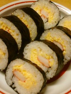 かにかまと炒り卵の太巻き 恵方巻きにも-レシピのメイン写真