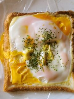 レンジで2分♪ハムチーたまごパン-レシピのメイン写真