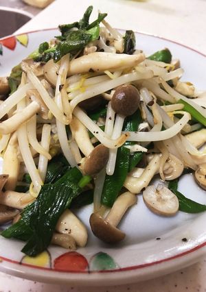 しめじとモヤシとニラ炒め-レシピのメイン写真