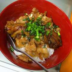 รูปของ ナスと豚バラ蒲焼風丼