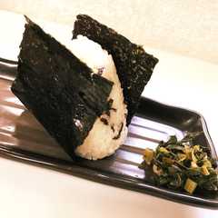 รูปของ 簡単混ぜ込み♡塩昆布バターおにぎり