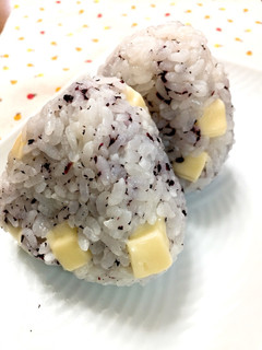 ゆかりとチーズの混ぜ込みおにぎり-レシピのメイン写真