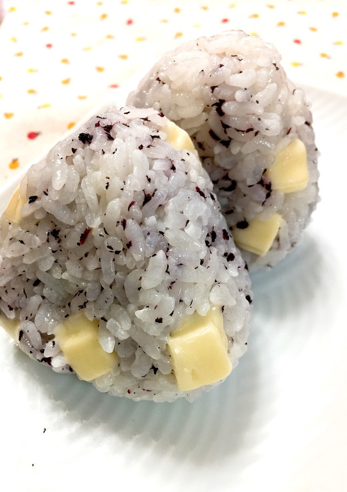 ゆかりとチーズの混ぜ込みおにぎり-レシピのメイン写真