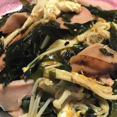 รูปของ 魚肉ソーとえのきワカメの絶妙炒め☆