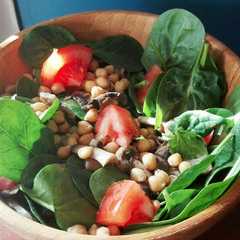 A picture of ほうれん草とひよこ豆サラダ.