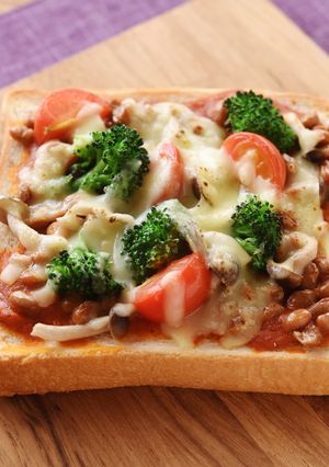 ボリューム満点！食パンで簡単納豆ピザ-レシピのメイン写真